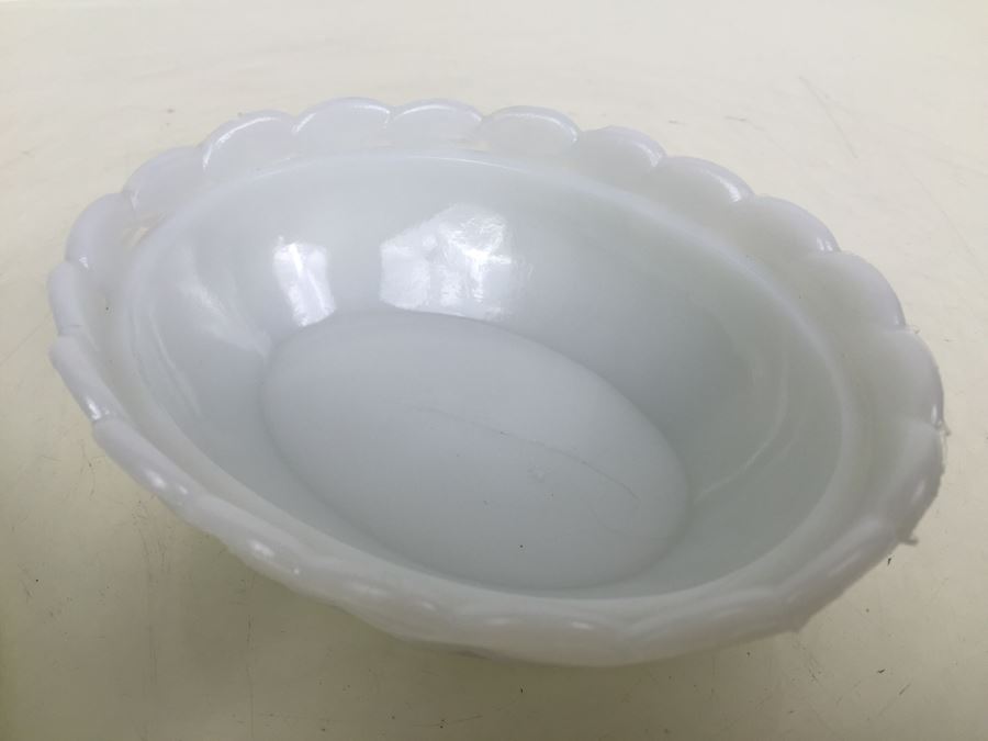 Vallerysthal Opaque French Opalescent Milk Glass Hen on Nest Candy Dish [Photo 17]