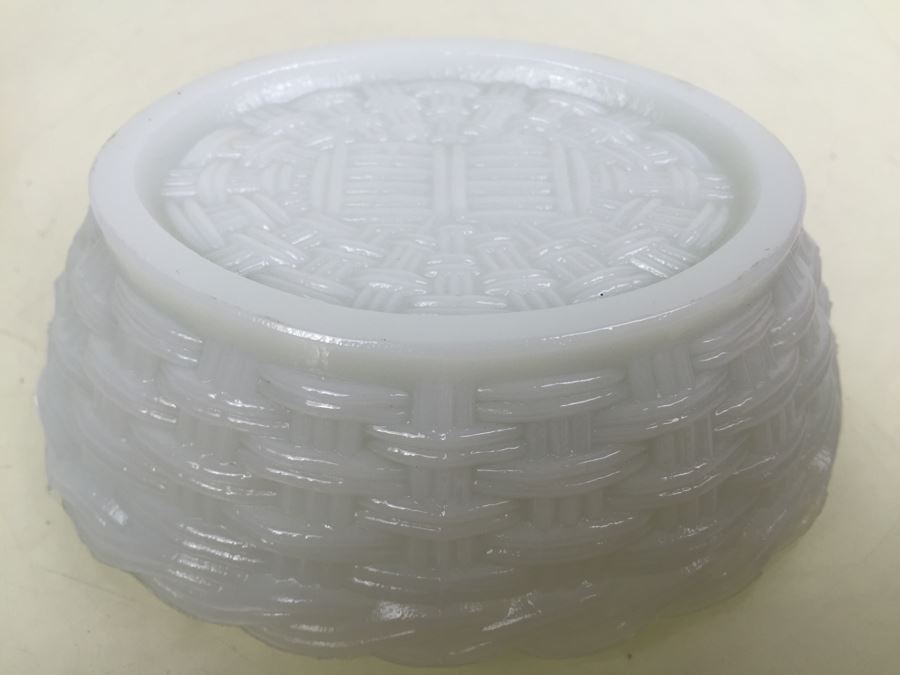Vallerysthal Opaque French Opalescent Milk Glass Hen on Nest Candy Dish [Photo 18]