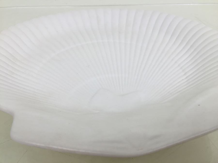 Wedgwood Of Etruria & Barlaston Porcelain Ivory Matte Scallop Shell Dinner Plate [Photo 7]