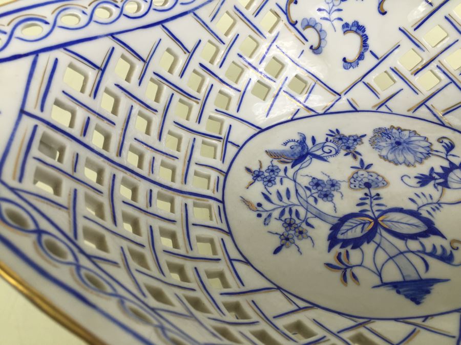 Impressive Vintage Blue And White With Gold Accents Hand Painted Reticulated Japanese Bowl [Photo 6]
