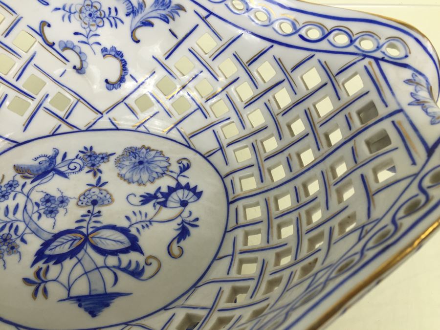 Impressive Vintage Blue And White With Gold Accents Hand Painted Reticulated Japanese Bowl [Photo 7]