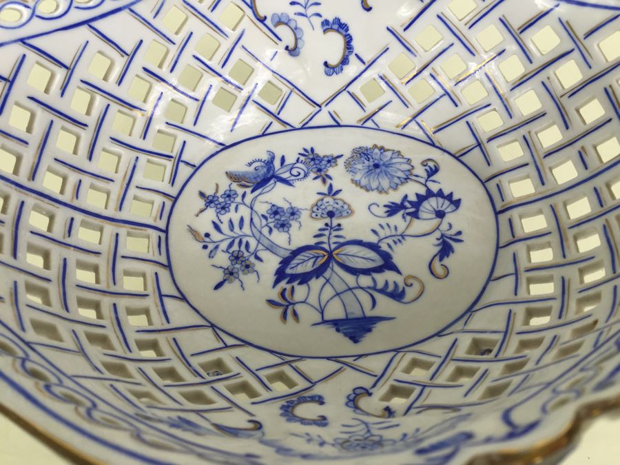 Impressive Vintage Blue And White With Gold Accents Hand Painted Reticulated Japanese Bowl [Photo 5]