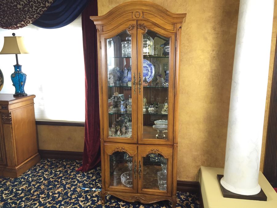 Thomasville Curio Display Cabinet With Glass On Sides And Overhead Lighting [Photo 1]