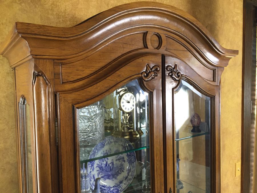 Thomasville Curio Display Cabinet With Glass On Sides And Overhead Lighting [Photo 6]