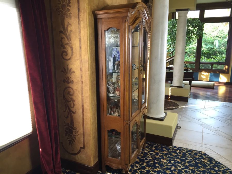 Thomasville Curio Display Cabinet With Glass On Sides And Overhead