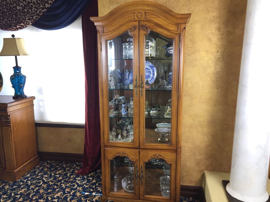 Thomasville Curio Display Cabinet With Glass On Sides And Overhead Lighting [Photo 4]