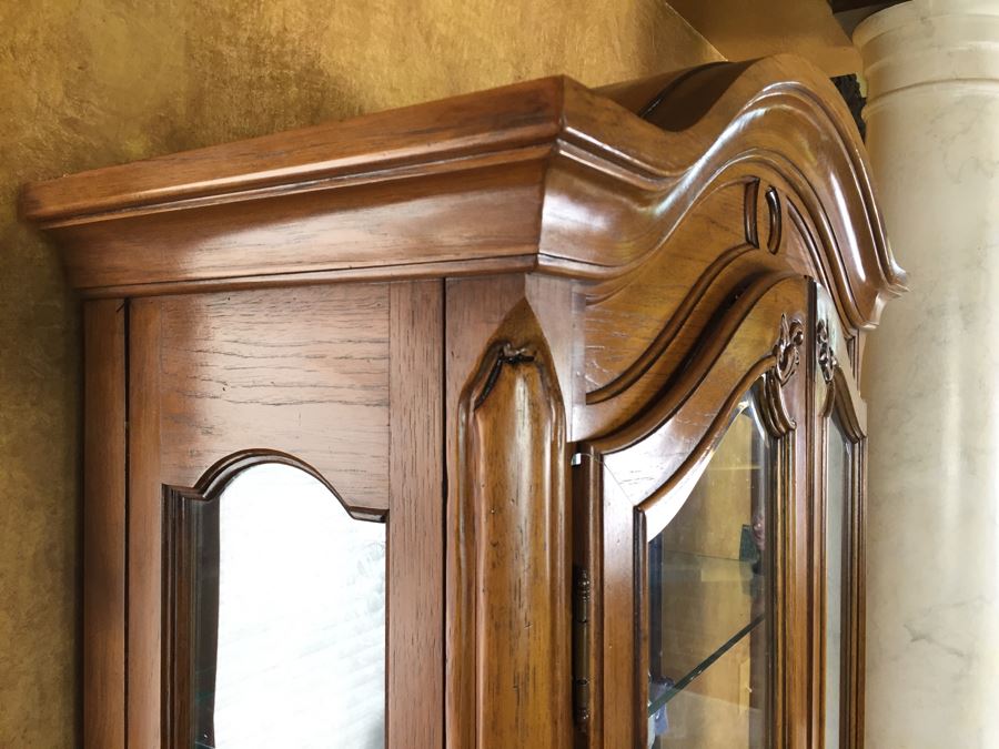 Thomasville Curio Display Cabinet With Glass On Sides And Overhead Lighting [Photo 7]