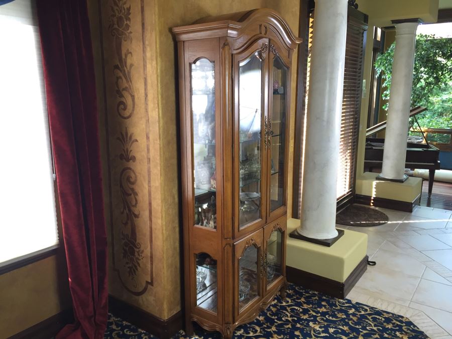 Thomasville Curio Display Cabinet With Glass On Sides And Overhead Lighting [Photo 5]