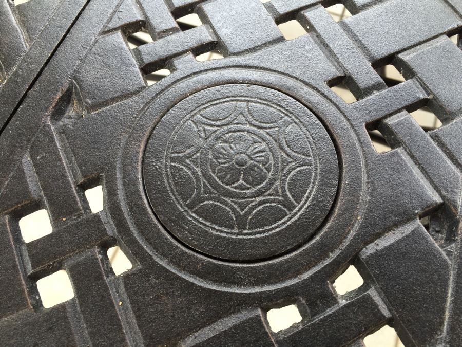 Luxury Quality 'Hanamint' Cast Aluminum Outdoor Black Dining Table With Two Leaves And 12 Chairs Plus Canvas Cover For Patio Furniture [Photo 22]