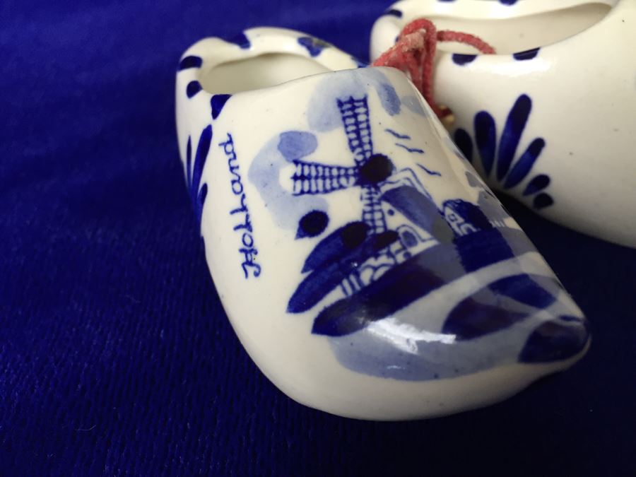 Handpainted Delft Holland Miniature Clogs [Photo 2]