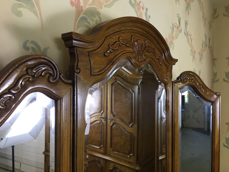 Nice Thomasville Serpertine Front Chest Of Drawers Dresser 9-Drawer With Hinged 3-Panel Mirror [Photo 10]