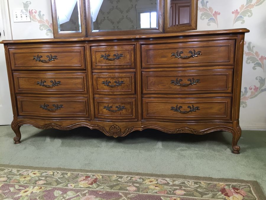 Nice Thomasville Serpertine Front Chest Of Drawers Dresser 9-Drawer With Hinged 3-Panel Mirror [Photo 4]