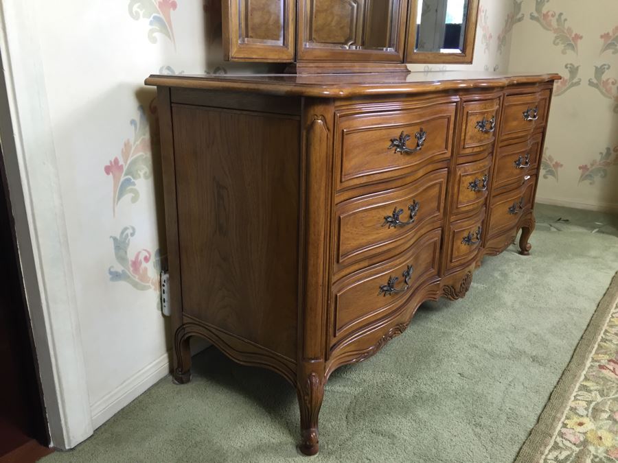 Nice Thomasville Serpertine Front Chest Of Drawers Dresser 9-Drawer With Hinged 3-Panel Mirror [Photo 14]