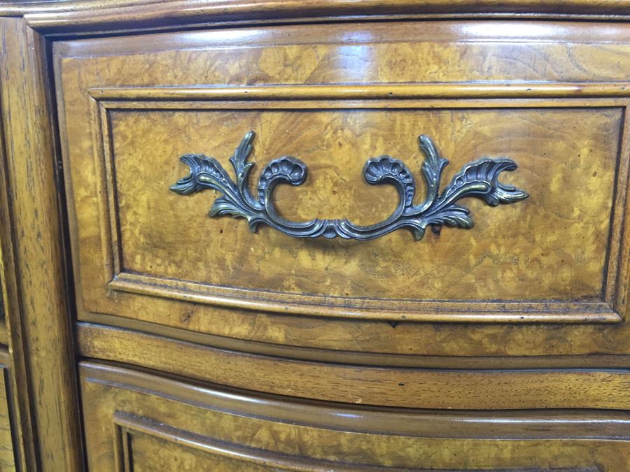 Nice Thomasville Serpertine Front Chest Of Drawers Dresser 9-Drawer With Hinged 3-Panel Mirror [Photo 7]