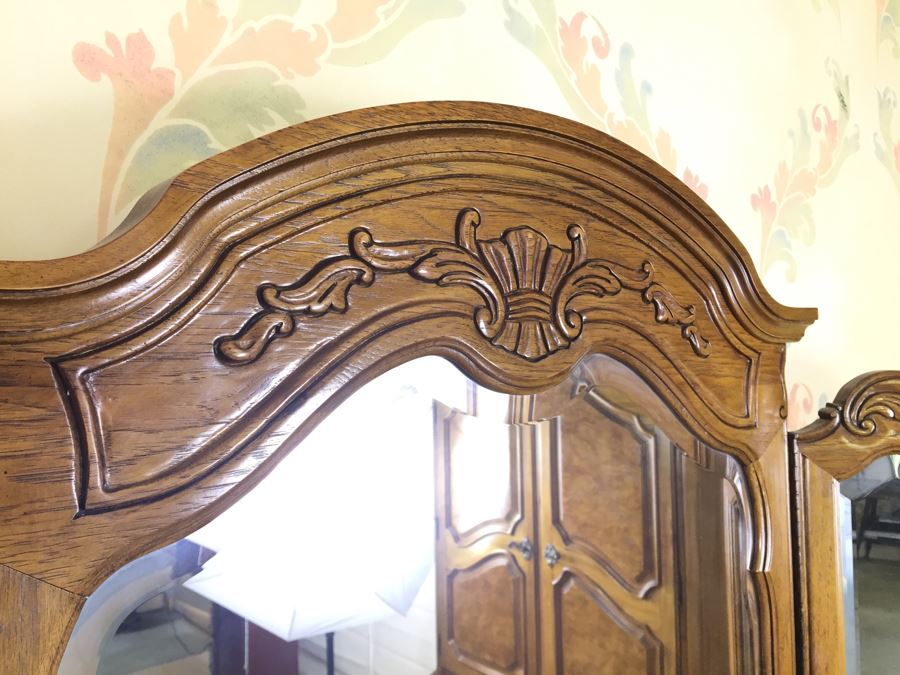 Nice Thomasville Serpertine Front Chest Of Drawers Dresser 9-Drawer With Hinged 3-Panel Mirror [Photo 11]