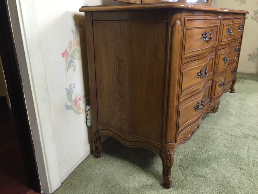 Nice Thomasville Serpertine Front Chest Of Drawers Dresser 9-Drawer With Hinged 3-Panel Mirror [Photo 15]