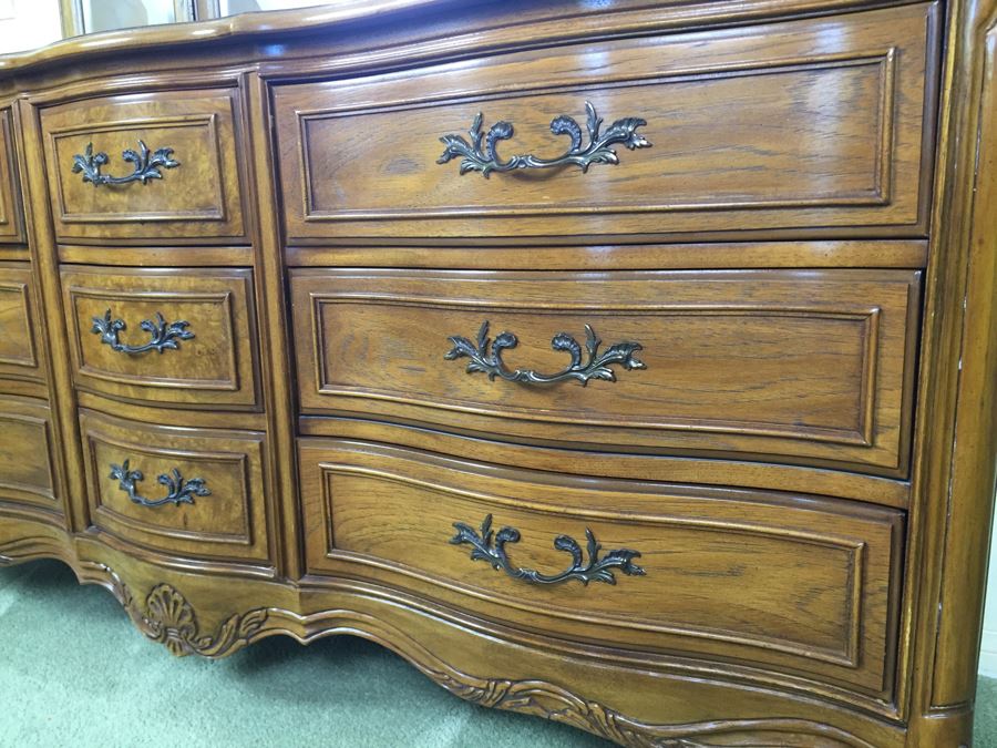 Nice Thomasville Serpertine Front Chest Of Drawers Dresser 9-Drawer With Hinged 3-Panel Mirror [Photo 5]