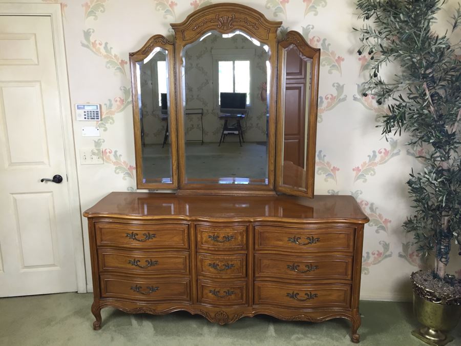 Nice Thomasville Serpertine Front Chest Of Drawers Dresser 9-Drawer With Hinged 3-Panel Mirror [Photo 1]