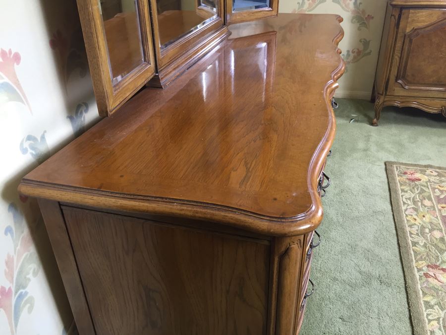 Nice Thomasville Serpertine Front Chest Of Drawers Dresser 9-Drawer With Hinged 3-Panel Mirror [Photo 13]