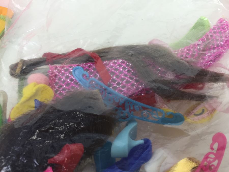 Vintage 1962 Ponytail Barbie Carrying Case With Barbie And Vintage 1960's Barbie And Francie Clothing And Accessories [Photo 30]