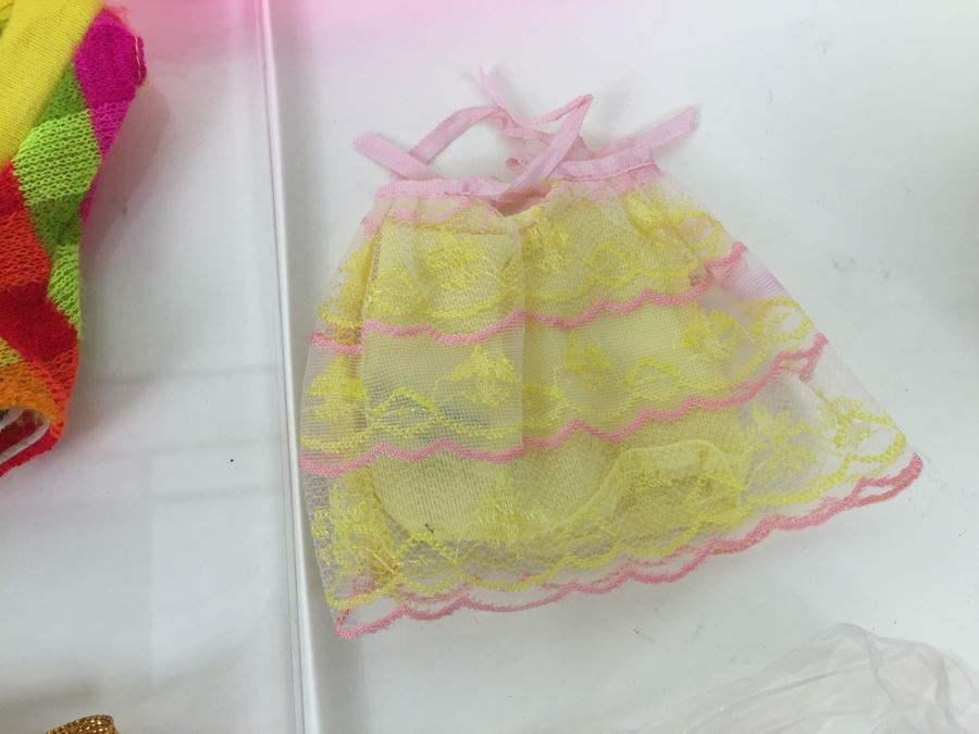 Vintage 1962 Ponytail Barbie Carrying Case With Barbie And Vintage 1960's Barbie And Francie Clothing And Accessories [Photo 15]