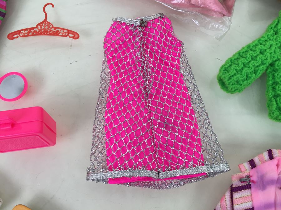 Vintage 1962 Ponytail Barbie Carrying Case With Barbie And Vintage 1960's Barbie And Francie Clothing And Accessories [Photo 12]