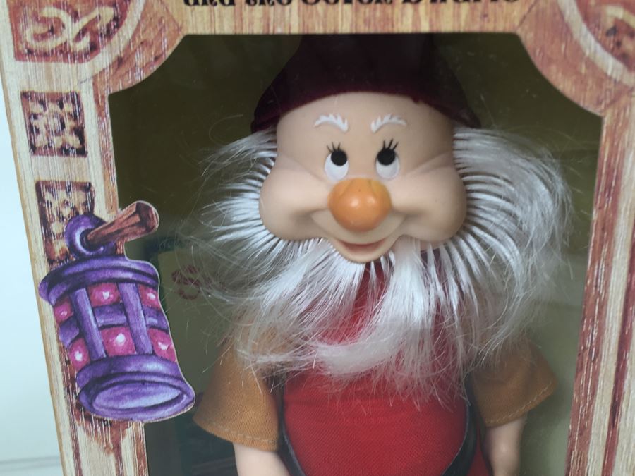 Vintage Disney's Snow White And The Seven Dwarfs 'Happy' And 'Sneezy' Figurines Action Figures Bikin New In Box [Photo 7]