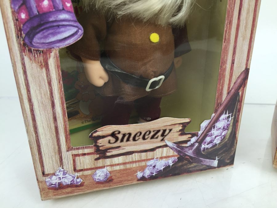Vintage Disney's Snow White And The Seven Dwarfs 'Happy' And 'Sneezy' Figurines Action Figures Bikin New In Box [Photo 4]