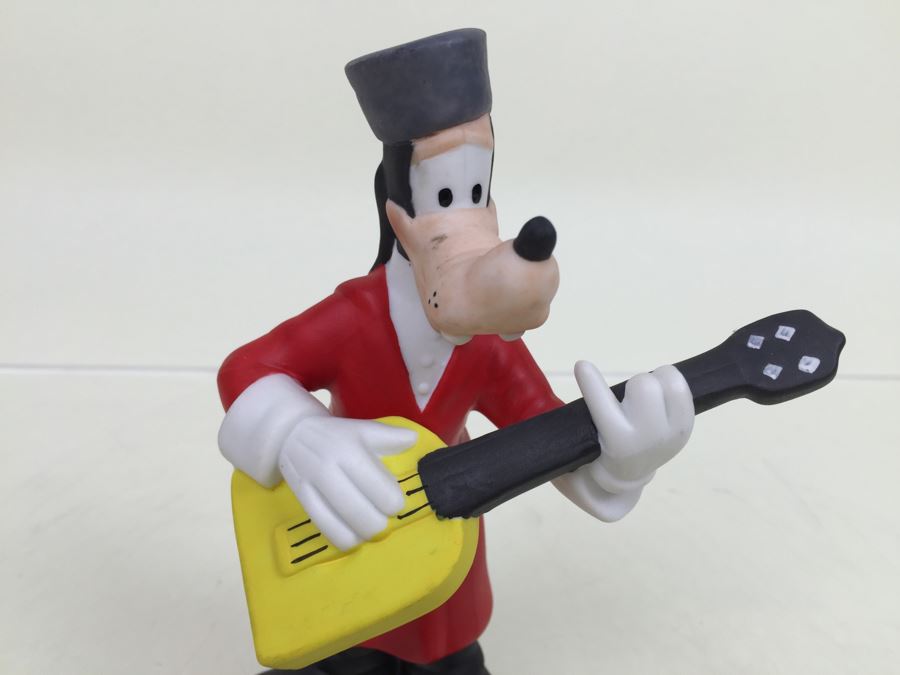 Walt Disney's Goofy Playing Guitar Figurine [Photo 2]