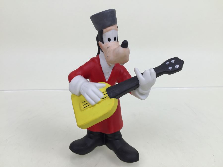 Walt Disney's Goofy Playing Guitar Figurine [Photo 4]
