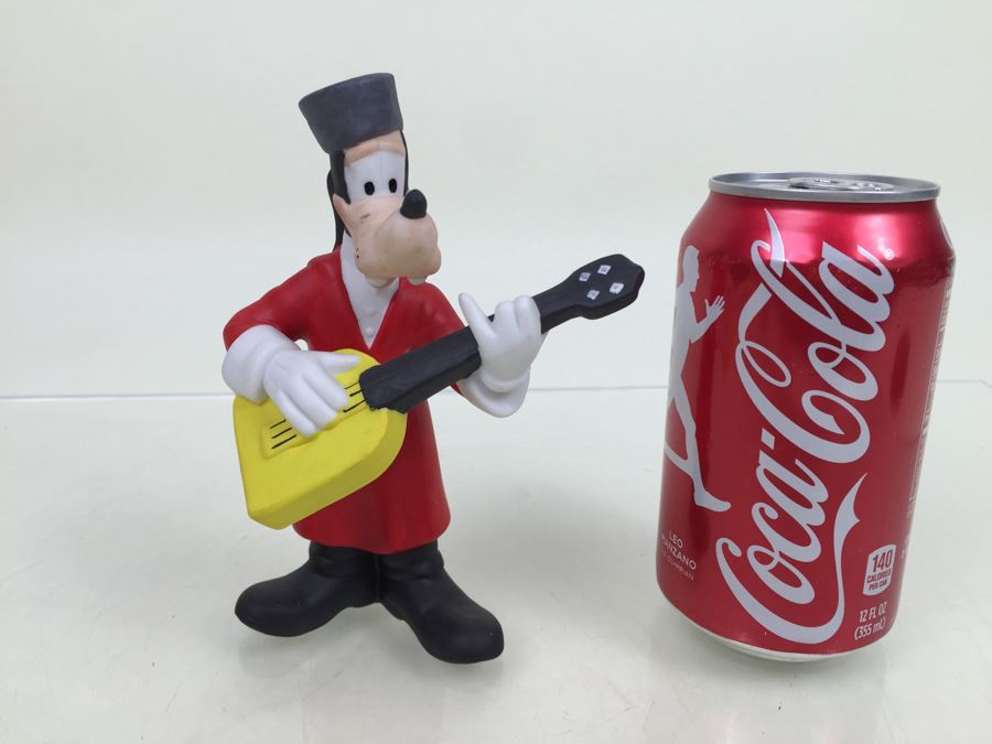 Walt Disney's Goofy Playing Guitar Figurine [Photo 1]