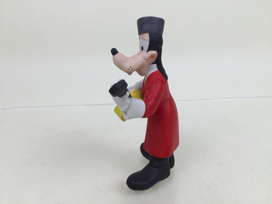 Walt Disney's Goofy Playing Guitar Figurine [Photo 3]