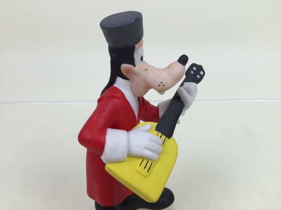 Walt Disney's Goofy Playing Guitar Figurine [Photo 7]