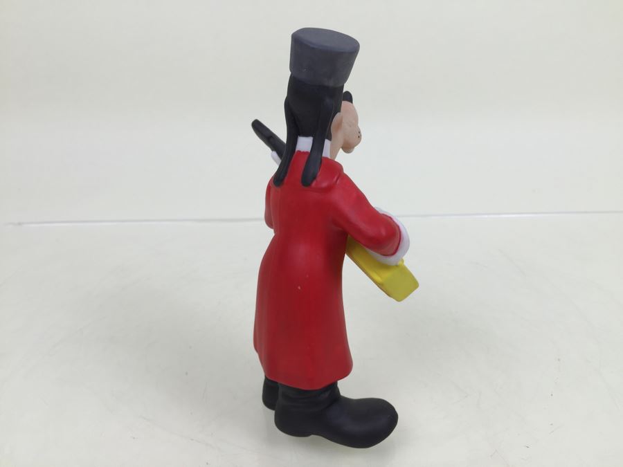 Walt Disney's Goofy Playing Guitar Figurine [Photo 5]