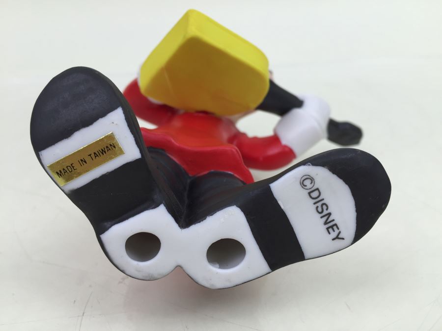 Walt Disney's Goofy Playing Guitar Figurine [Photo 8]