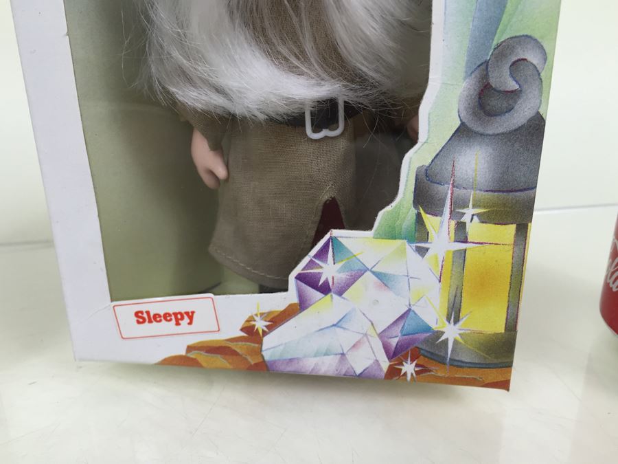 Walt Disney's Snow White And The Seven Dwarfs 'Happy' And 'Sleepy' 6 1/2' Doll Figurines Action Figures Bikin New In Box [Photo 8]