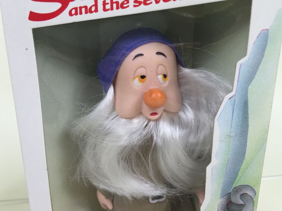 Walt Disney's Snow White And The Seven Dwarfs 'Happy' And 'Sleepy' 6 1/2' Doll Figurines Action Figures Bikin New In Box [Photo 7]