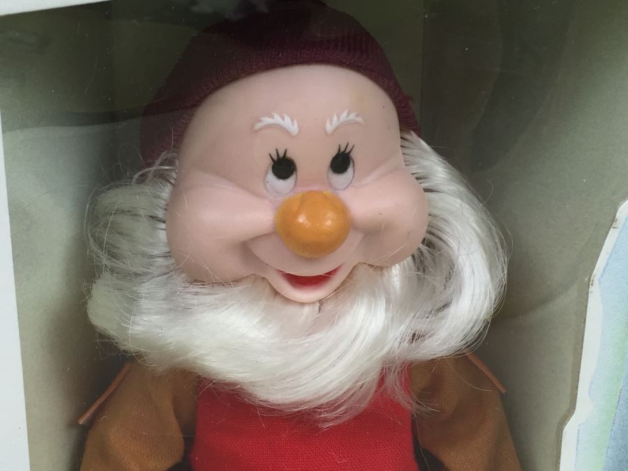 Walt Disney's Snow White And The Seven Dwarfs 'Happy' And 'Sleepy' 6 1/2' Doll Figurines Action Figures Bikin New In Box [Photo 2]