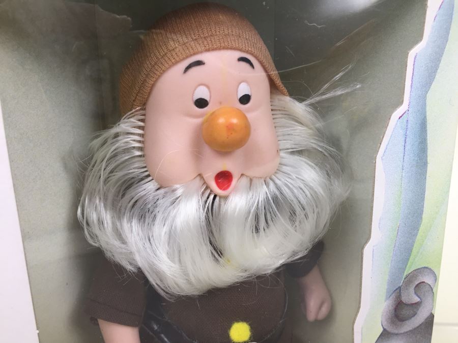 Walt Disney's Snow White And The Seven Dwarfs 'Sneezy' And 'Grumpy' 6 1/2' Doll Figurines Action Figures Bikin New In Box [Photo 3]