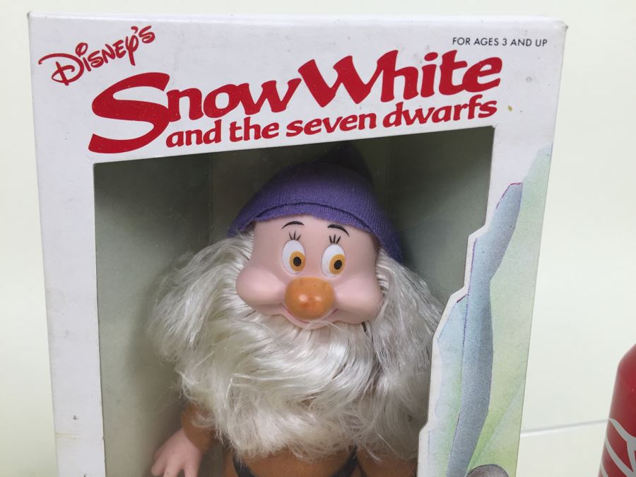Walt Disney's Snow White And The Seven Dwarfs 'Doc' And 'Bashful' 6 1/2' Doll Figurines Action Figures Bikin New In Box [Photo 6]