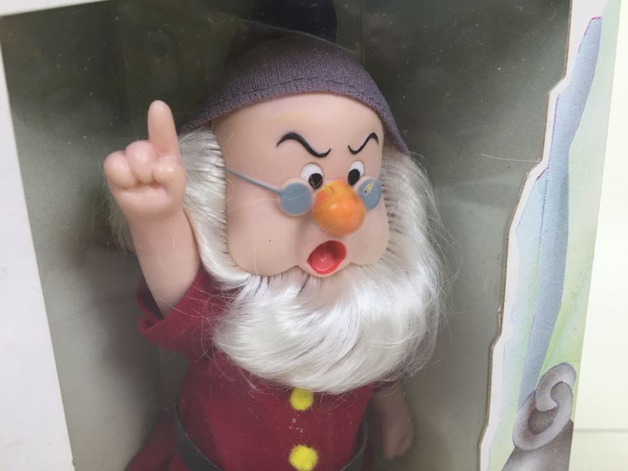 Walt Disney's Snow White And The Seven Dwarfs 'Doc' And 'Bashful' 6 1/2' Doll Figurines Action Figures Bikin New In Box [Photo 3]