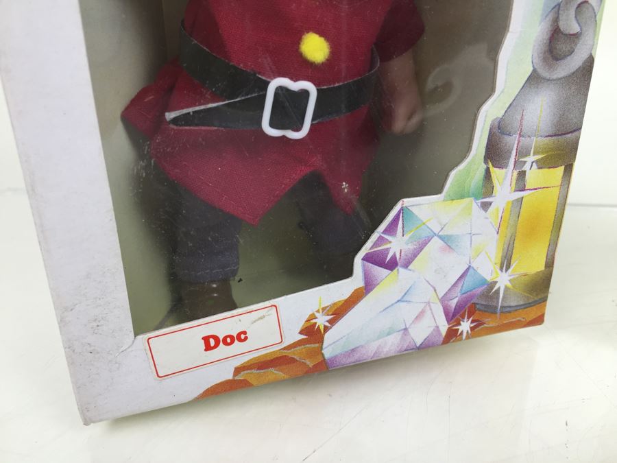 Walt Disney's Snow White And The Seven Dwarfs 'Doc' And 'Bashful' 6 1/2' Doll Figurines Action Figures Bikin New In Box [Photo 5]