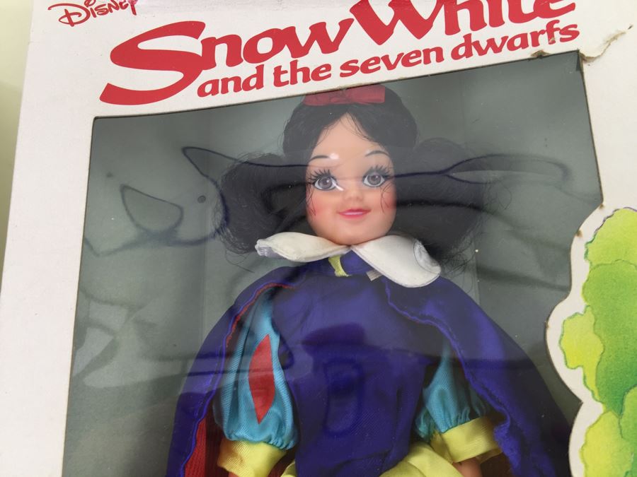 Pair Of Walt Disney's Snow White And The Seven Dwarfs 'Snow White' 11 1/2' Doll Bikin New In Box [Photo 5]