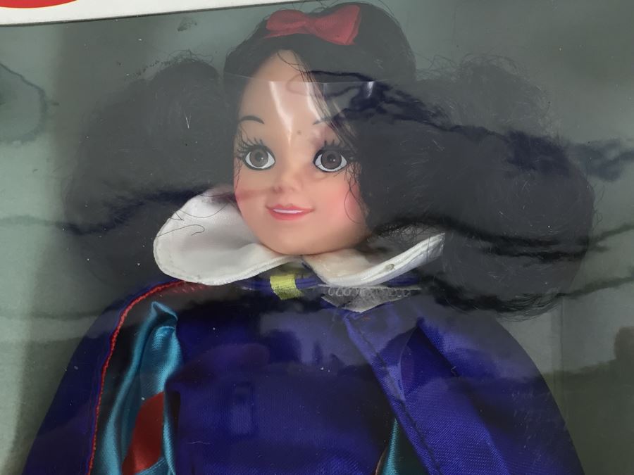 Pair Of Walt Disney's Snow White And The Seven Dwarfs 'Snow White' 11 1/2' Doll Bikin New In Box [Photo 4]