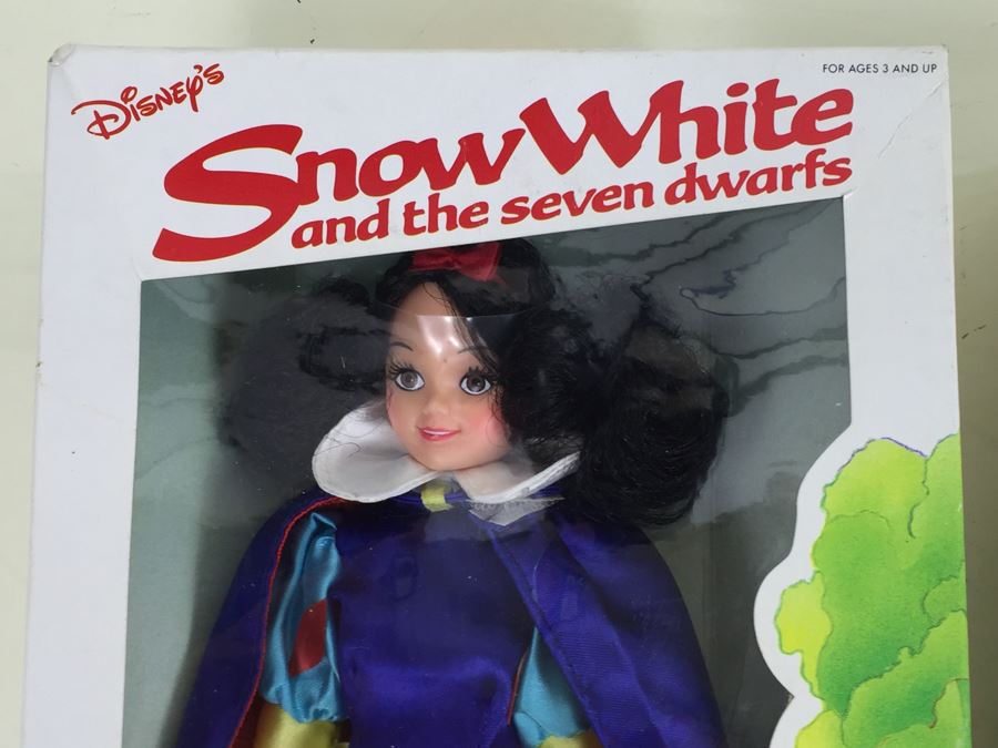 Pair Of Walt Disney's Snow White And The Seven Dwarfs 'Snow White' 11 1/2' Doll Bikin New In Box [Photo 3]