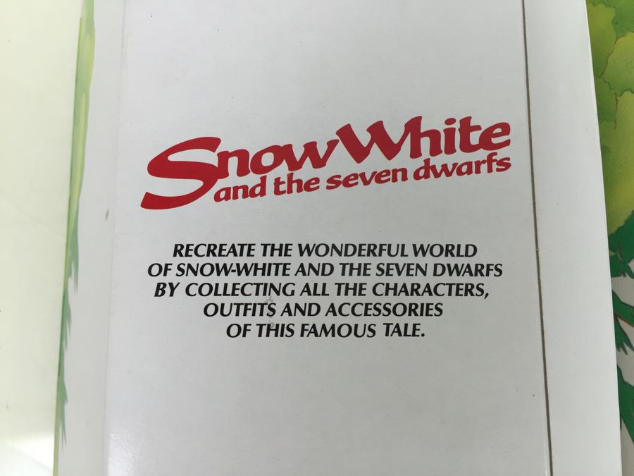 Pair Of Walt Disney's Snow White And The Seven Dwarfs 'Snow White' 11 1/2' Doll Bikin New In Box [Photo 10]