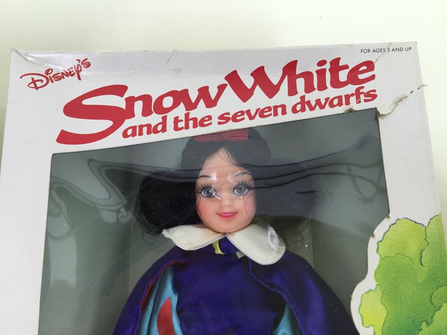 Pair Of Walt Disney's Snow White And The Seven Dwarfs 'Snow White' 11 1/2' Doll Bikin New In Box [Photo 6]