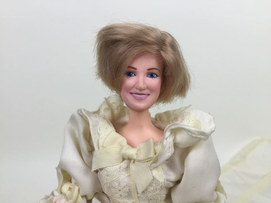 Prince Charles And Lady Diana Dolls With Stands [Photo 4]