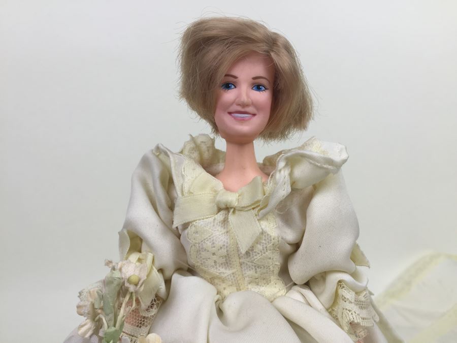 Prince Charles And Lady Diana Dolls With Stands [Photo 12]
