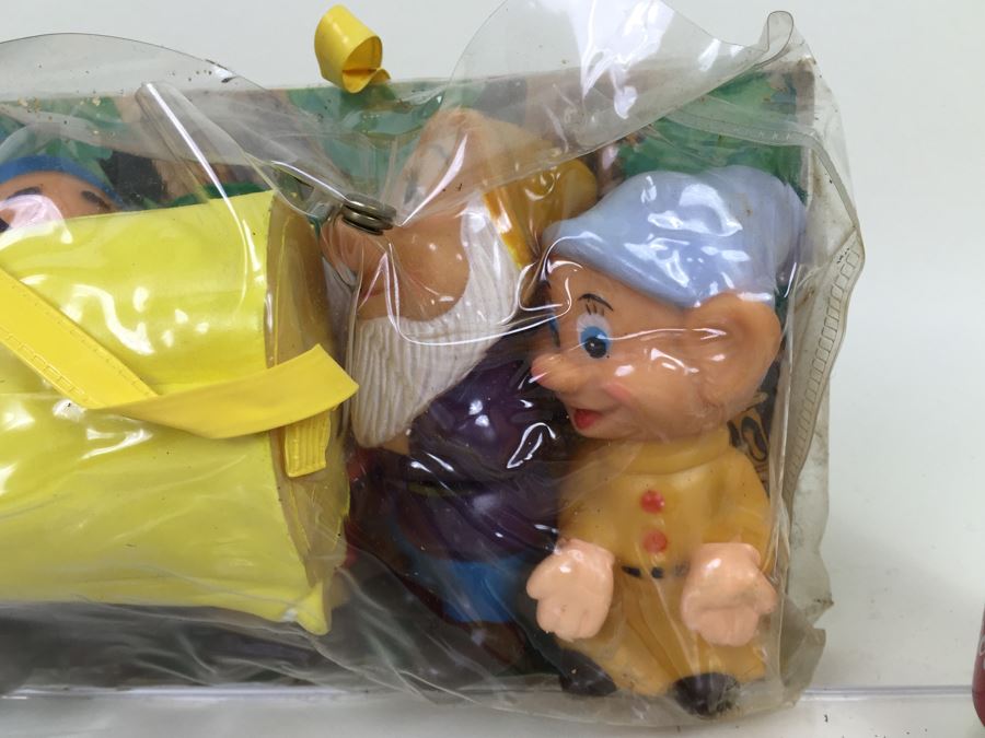 Disney's Snow White And The Seven Dwarfs All Seven Dwarfs With Snow White Vinyl Toys In Original Packaging [Photo 8]